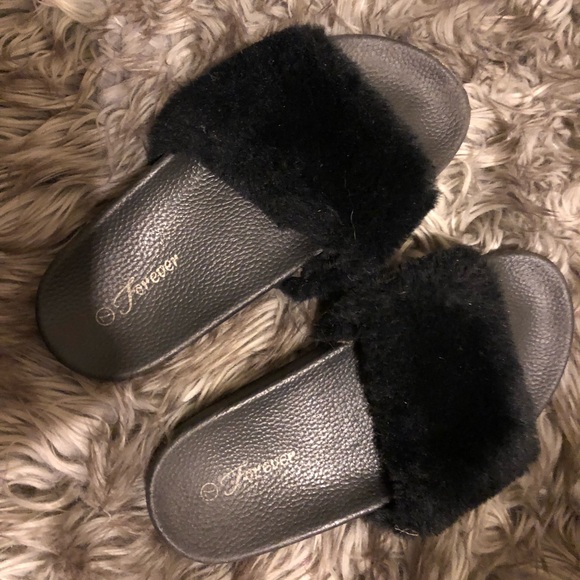 Fuzzy black slides - Picture 1 of 4